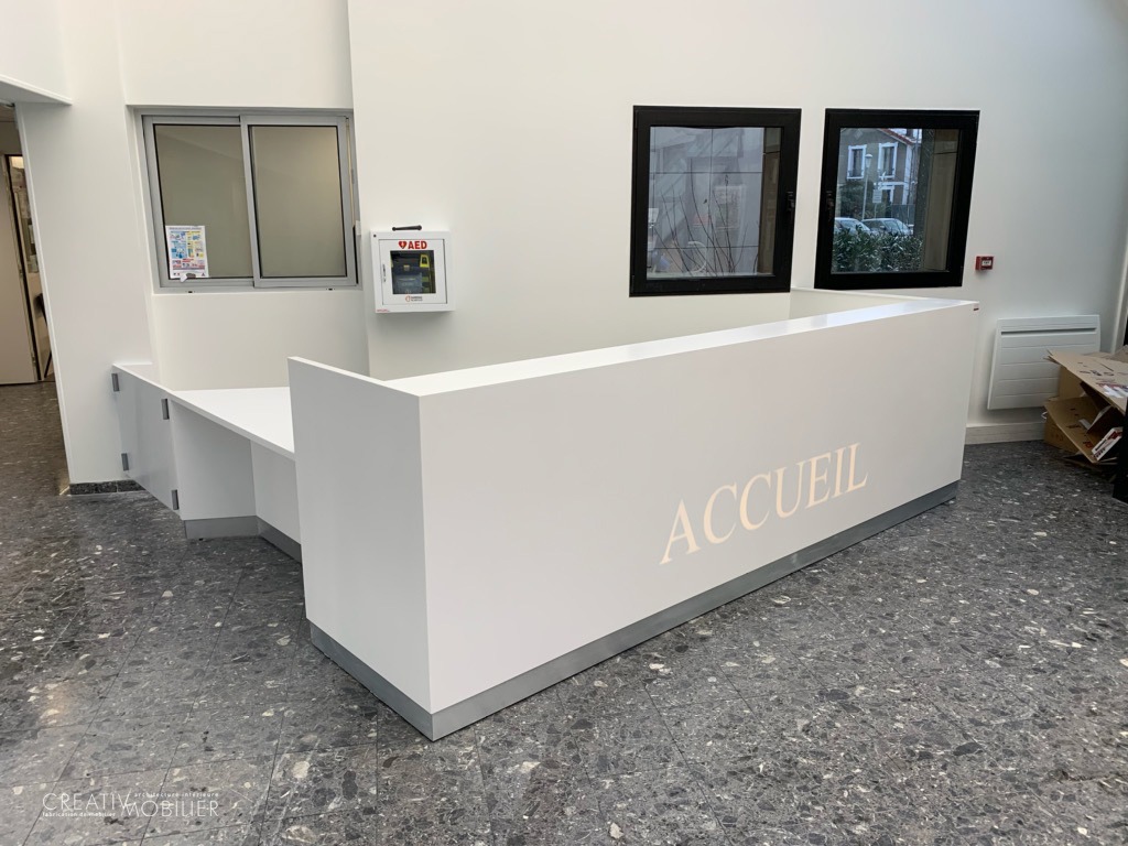 Une banque d’accueil sur-mesure en corian® – 78
