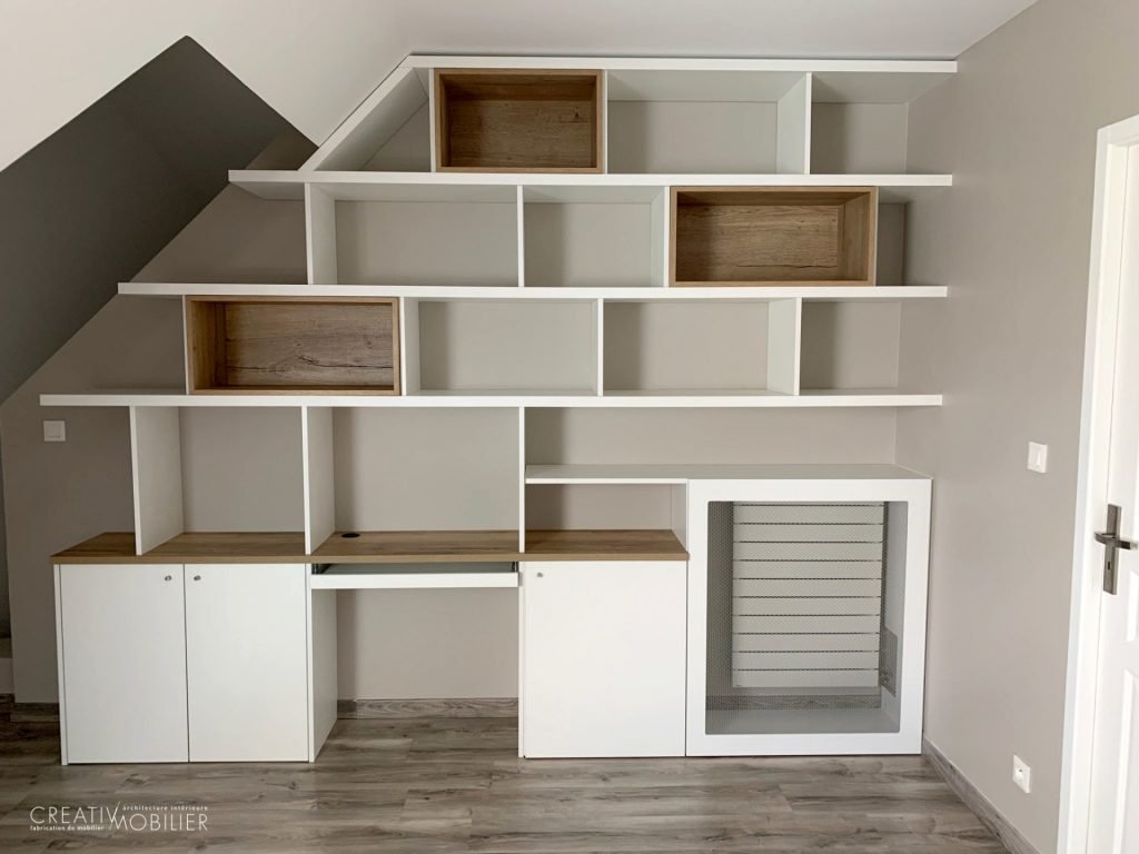 Un bureau bibliothèque sous les toits