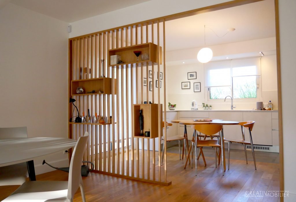 Une cuisine sur-mesure avec sa cloison claire voie